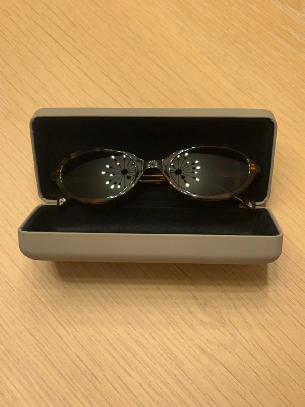 VEHLA June sunglasses Tortoiseshell Oval Sunglasses with Dark Lenses - Picture 2 of 2